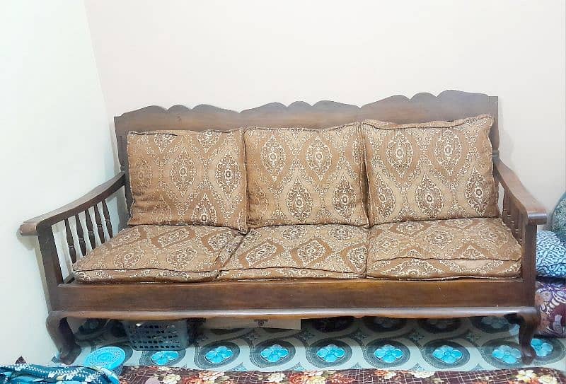 sofa in very good condition 0