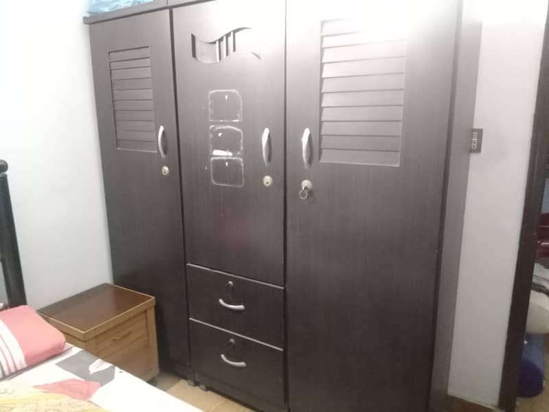 3 Doors Wardrobe with front 2 drawers in 10/9.5 conditon 0