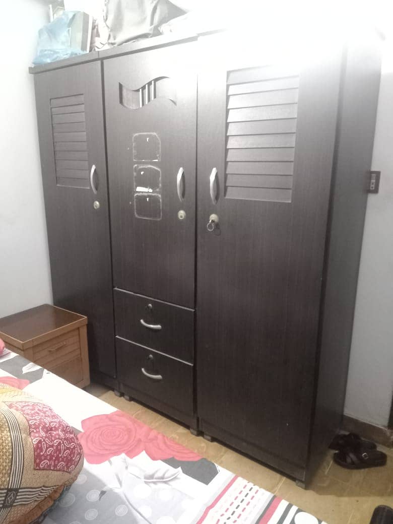 3 Doors Wardrobe with front 2 drawers in 10/9.5 conditon 1