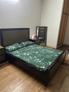 Queen size bed set