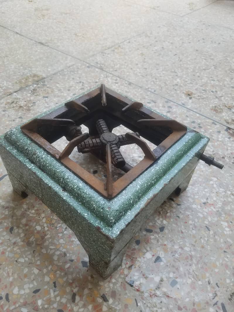 Gas Stove in working condition. Heavy material. O3244833221 0