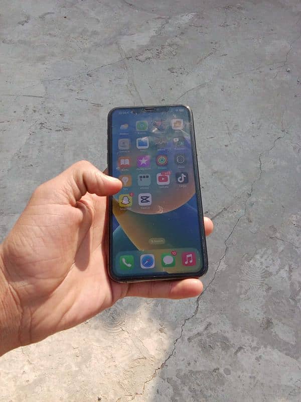 iPhone 11pro max,nonpta , 64GB , battery 80% , water pack,true tone OK 2