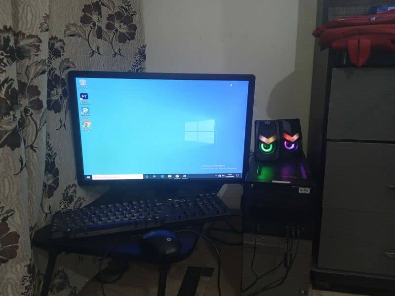 computer with speakers 4