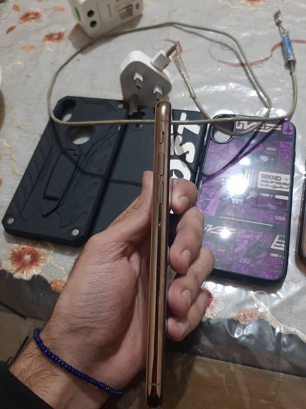 IPhone XS Gold 64 GB Non-PTA 4