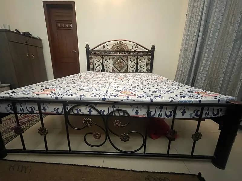 Queen Size Iron Rod Bed with Dura mattress 1