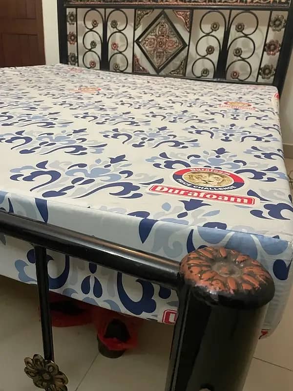 Queen Size Iron Rod Bed with Dura mattress 4