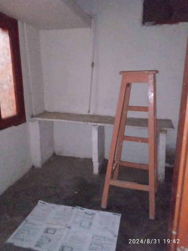 gulshan e iqbal block 1 lower portion 2 bed dd well maintained reday to move 15