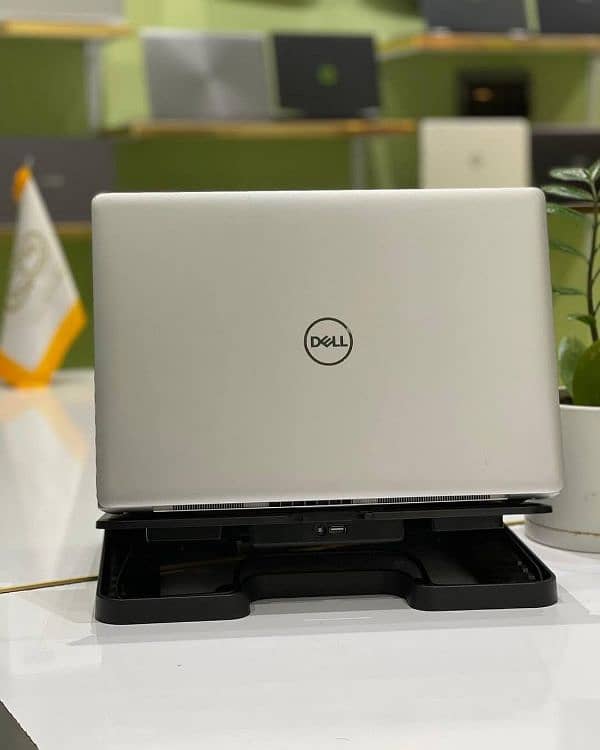 Dell Insipiron Glossy Core i7 8th Generation 8GB Ram DDR4 / 256GB SSD 1