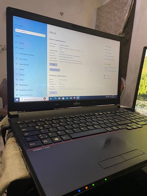 Laptop Fujitsu lifebook E556  GeN6 corei5 RAM 8Gb SSD 128Gb+500Gb HDD 9