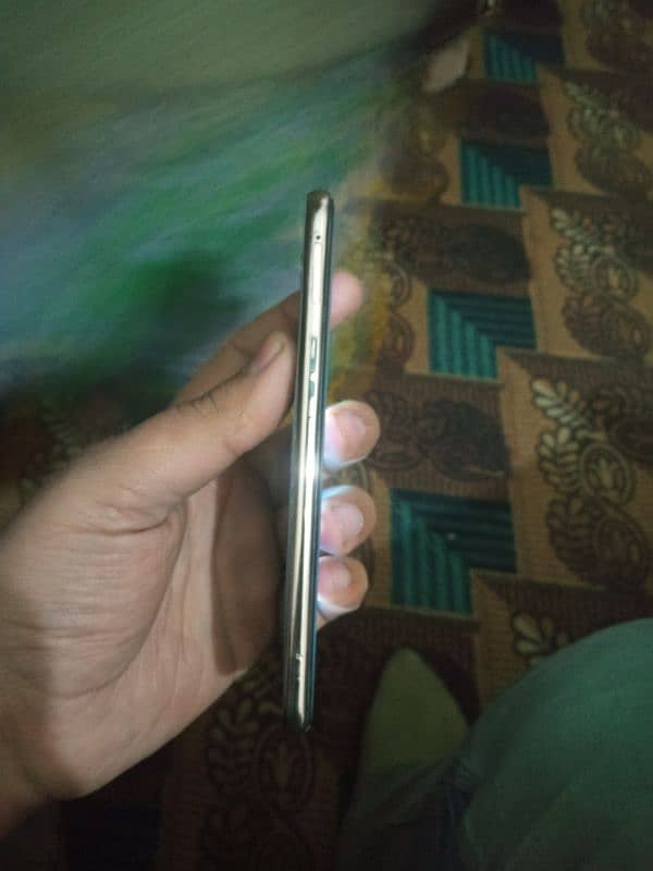 oppo f9 4/64 is in good condition 3