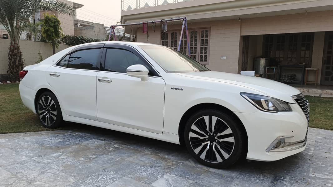 Toyota Crown 2013/17 Royal Saloon 1