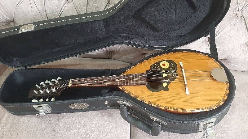 Mandolin made in England with orignal hardcase 0