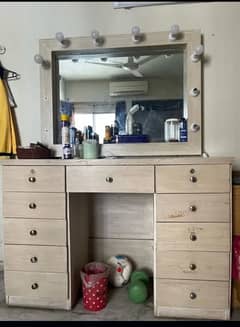 Dressing table/ vanity with hanging mirror