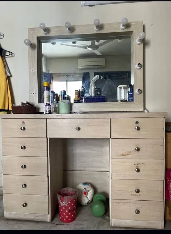 Dressing table/ vanity with hanging mirror 0