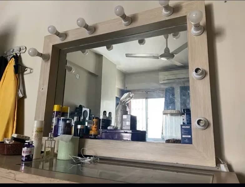 Dressing table/ vanity with hanging mirror 2