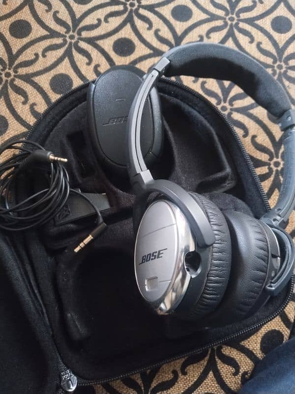 Bose acoustic noice cancelling headphones 1