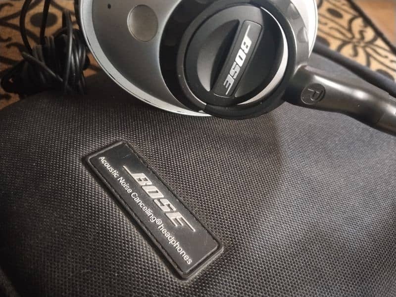 Bose acoustic noice cancelling headphones 3