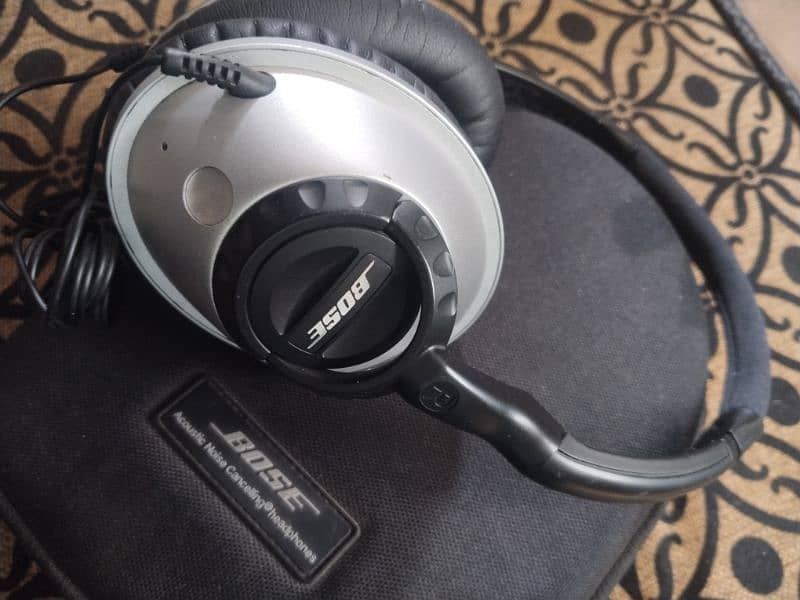 Bose acoustic noice cancelling headphones 4