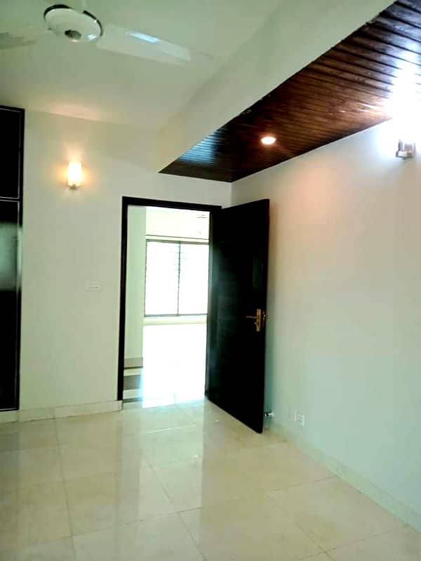 10 Marla 3 Bed Modern Apartment Available For Sale in Askari 11 5