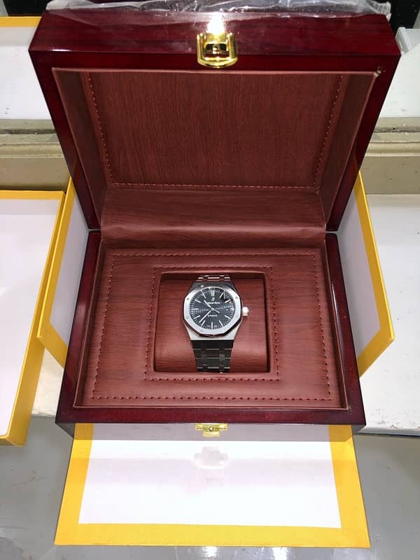 Audemars Piguet Royal Oak (Black Dial) 3