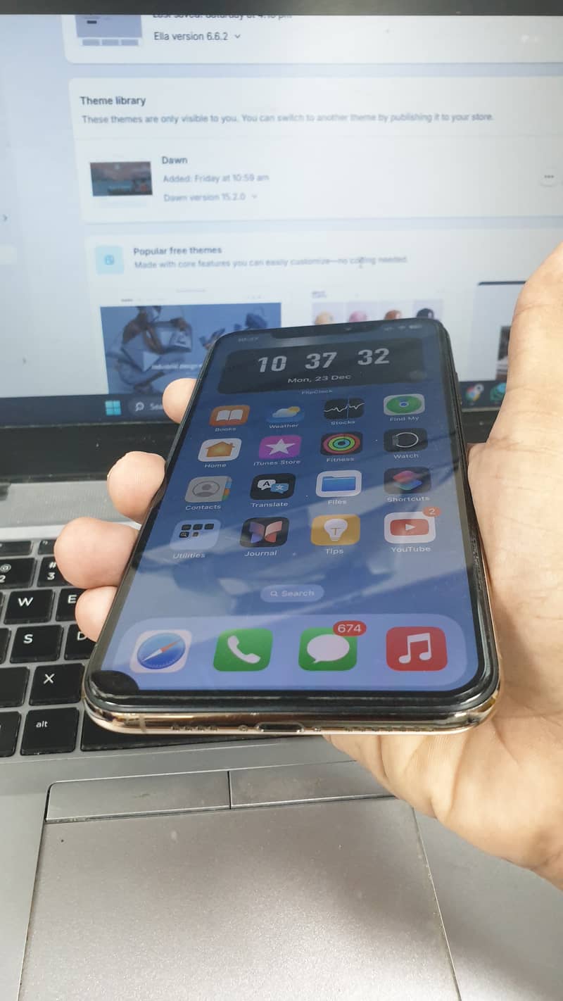 Apple iPhone XS Max 4