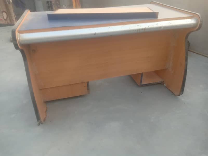 Computer table good condition ma hai 2