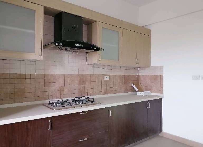 In Askari 11 - Sector B 10 Marla Flat For Rent 5