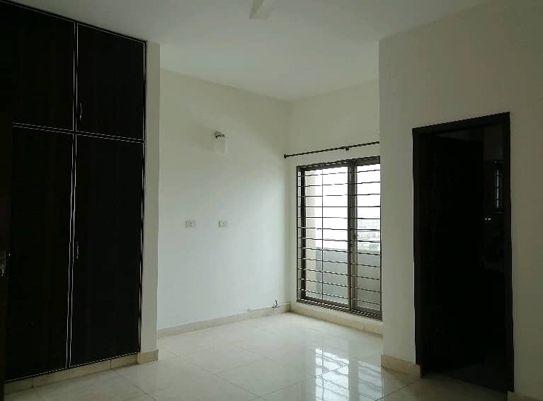 In Askari 11 - Sector B 10 Marla Flat For Rent 9