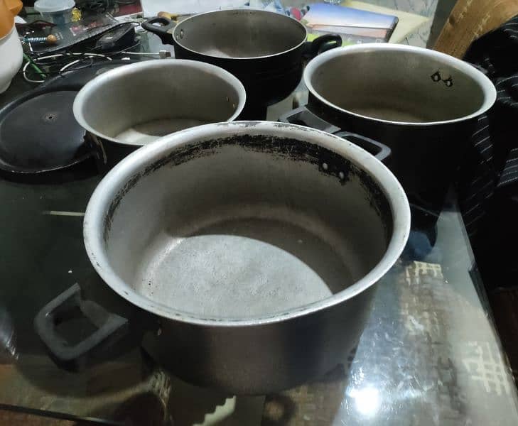 4 Cooking pots . . Non stick 0