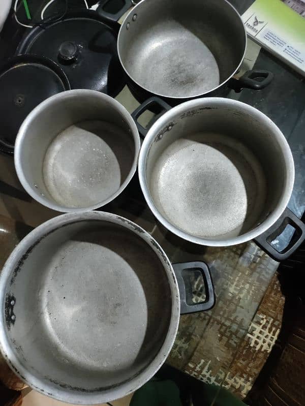 4 Cooking pots . . Non stick 1