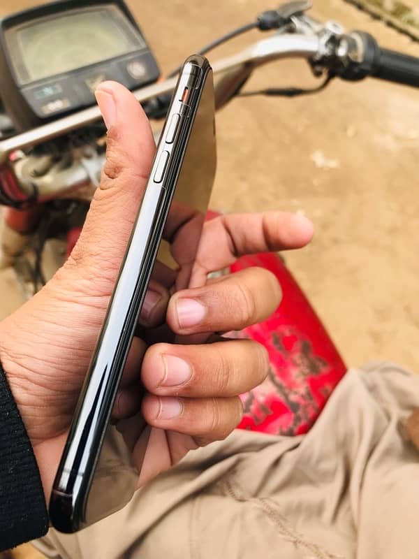 iPhone X 64GB non PTA 3