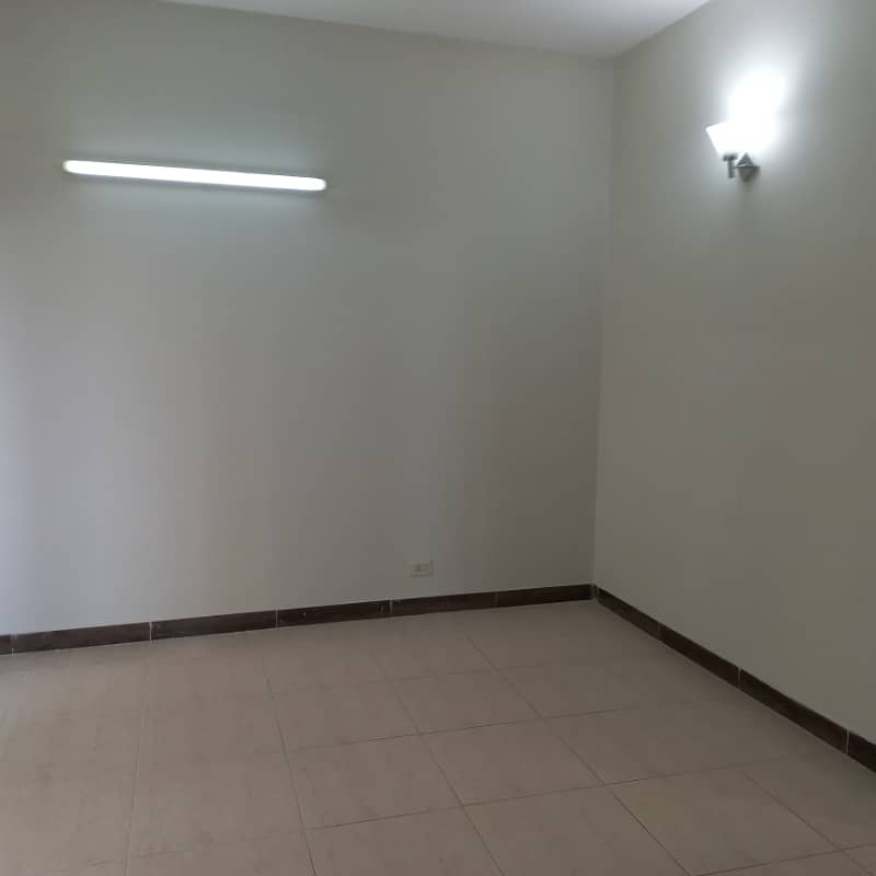 Don'T Miss Out This Beautiful Apartment (For Rent) 4