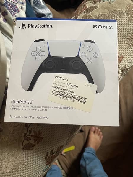 PS5 box packed controller 0