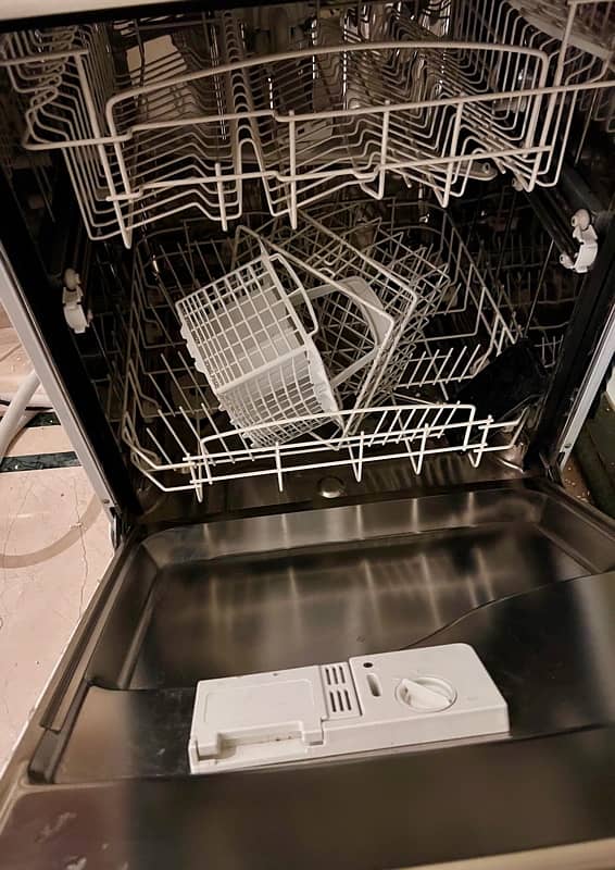 indesit dishwasher from UK - excellent condition 1