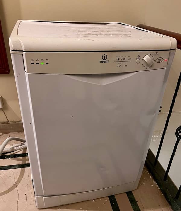 indesit dishwasher from UK - excellent condition 2