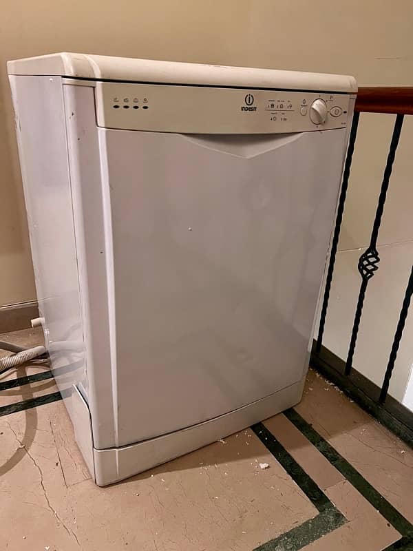 indesit dishwasher from UK - excellent condition 4