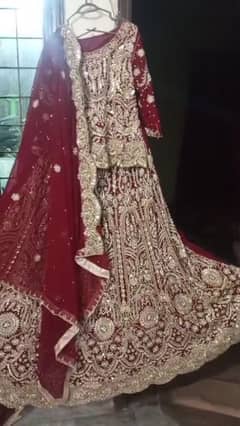 I'm Selling wife WeddingDress I just wore it for 4 hours it's all new.