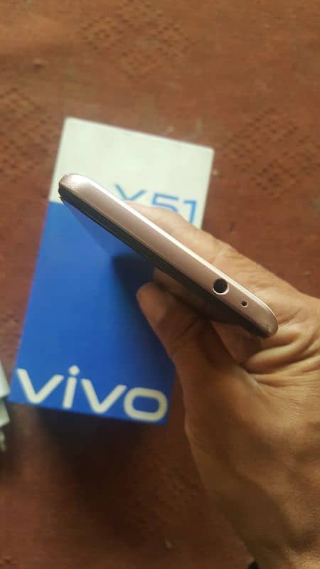 vivo y51 4gb 128gb box charger sath hai 6