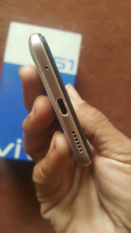 vivo y51 4gb 128gb box charger sath hai 7