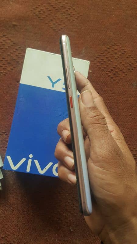 vivo y51 4gb 128gb box charger sath hai 8