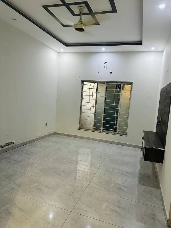 10 marla Upper for rent wapda Town ph1 block h4 corner Seprate geraj 1