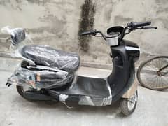 Nisa Evee Electric Scooty Black New 10/10