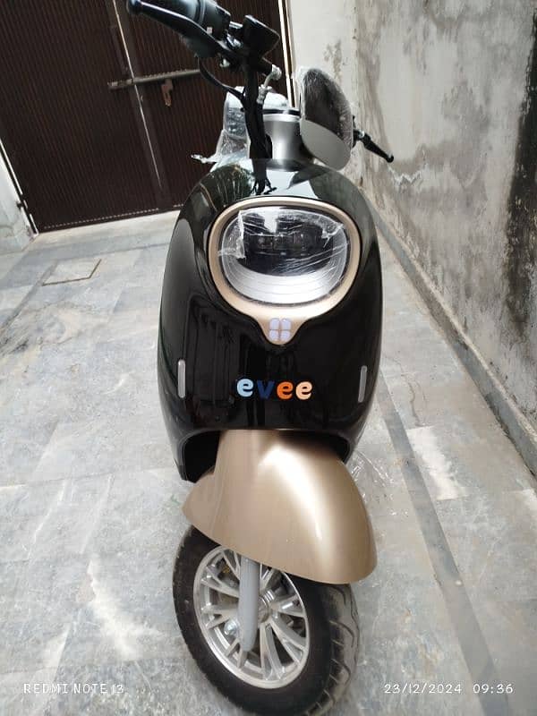 Nisa Evee Electric Scooty Black New 10/10 0