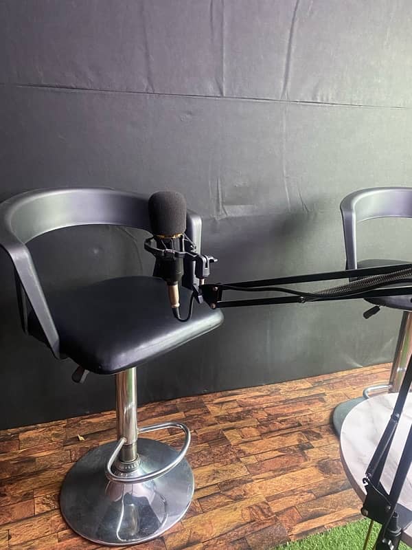 Podcast Mic & chair 3