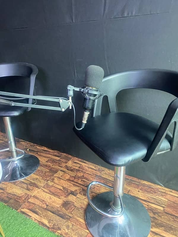 Podcast Mic & chair 4