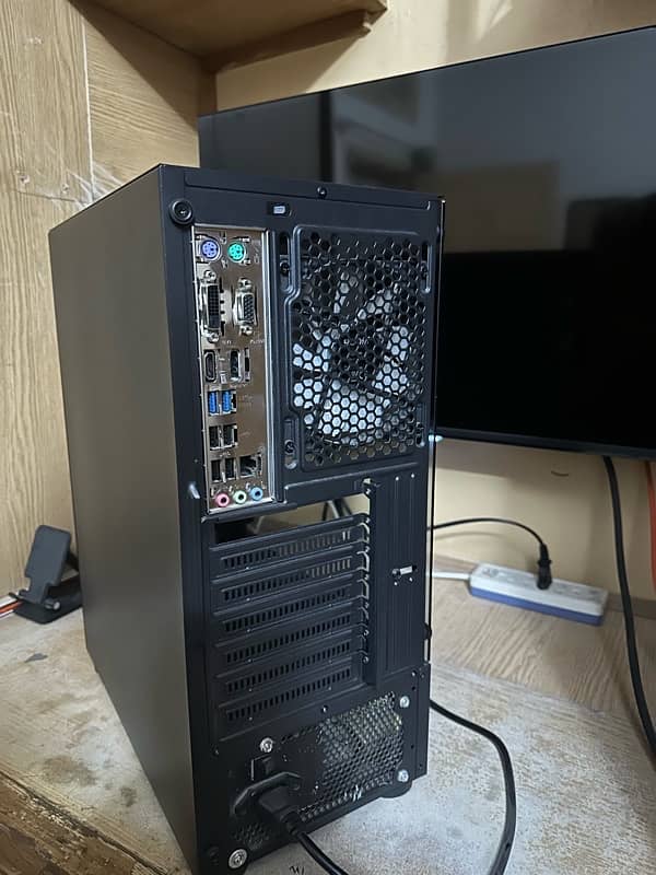 Aesthetic All Black Working/Gaming Pc without graphics card. 4