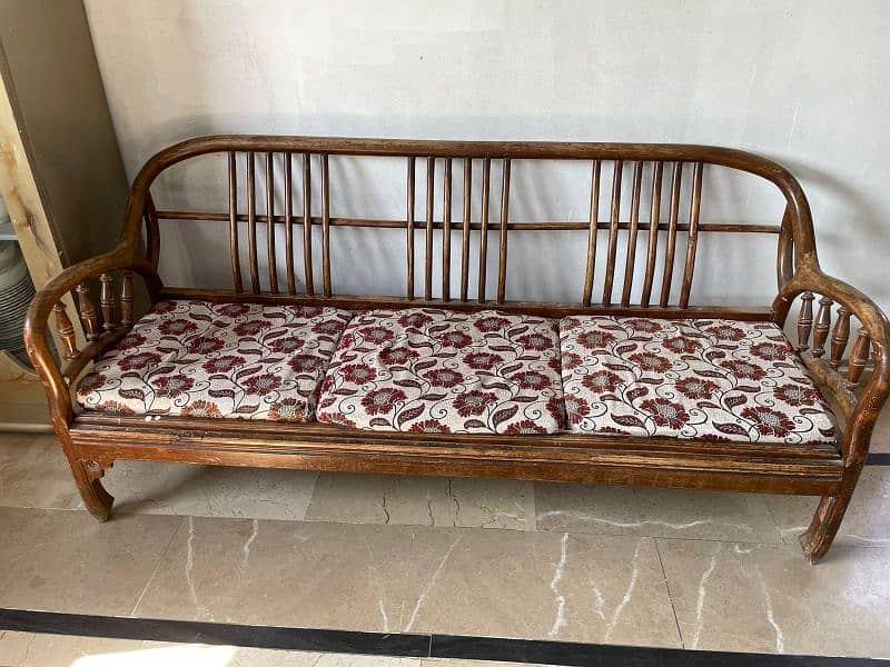 5 seater wooden sofa set best condition 0