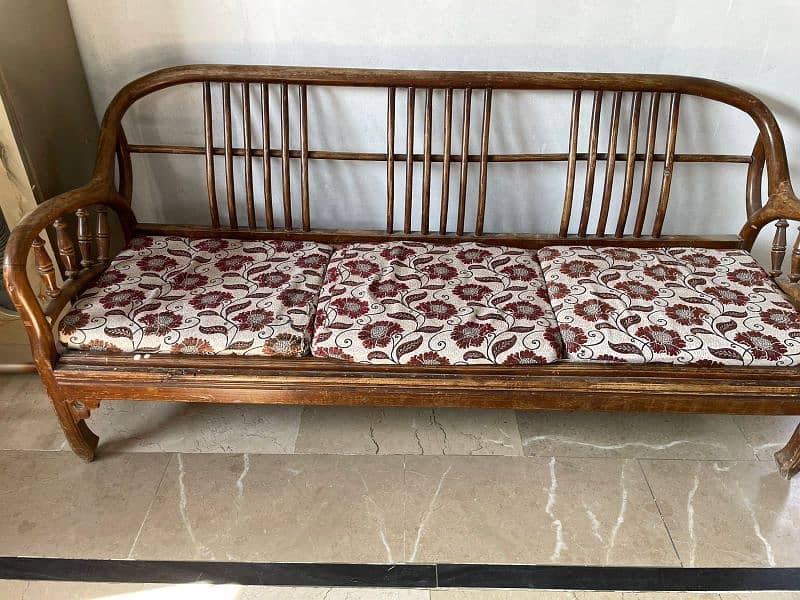 5 seater wooden sofa set best condition 7