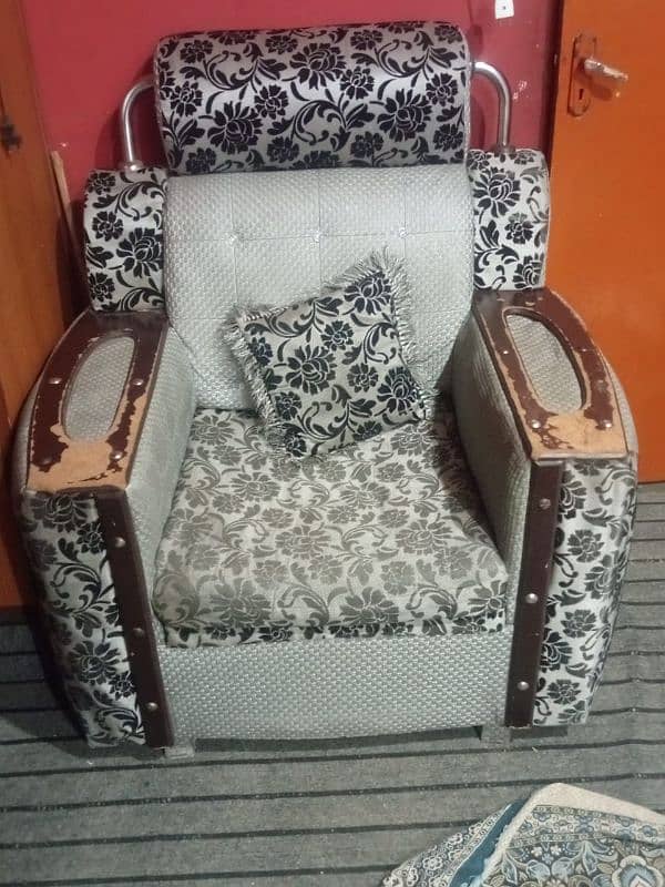 Sofa set for urgent sale 4