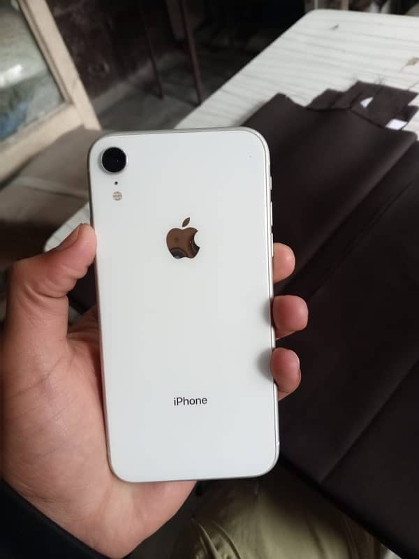 iPhone XR 4